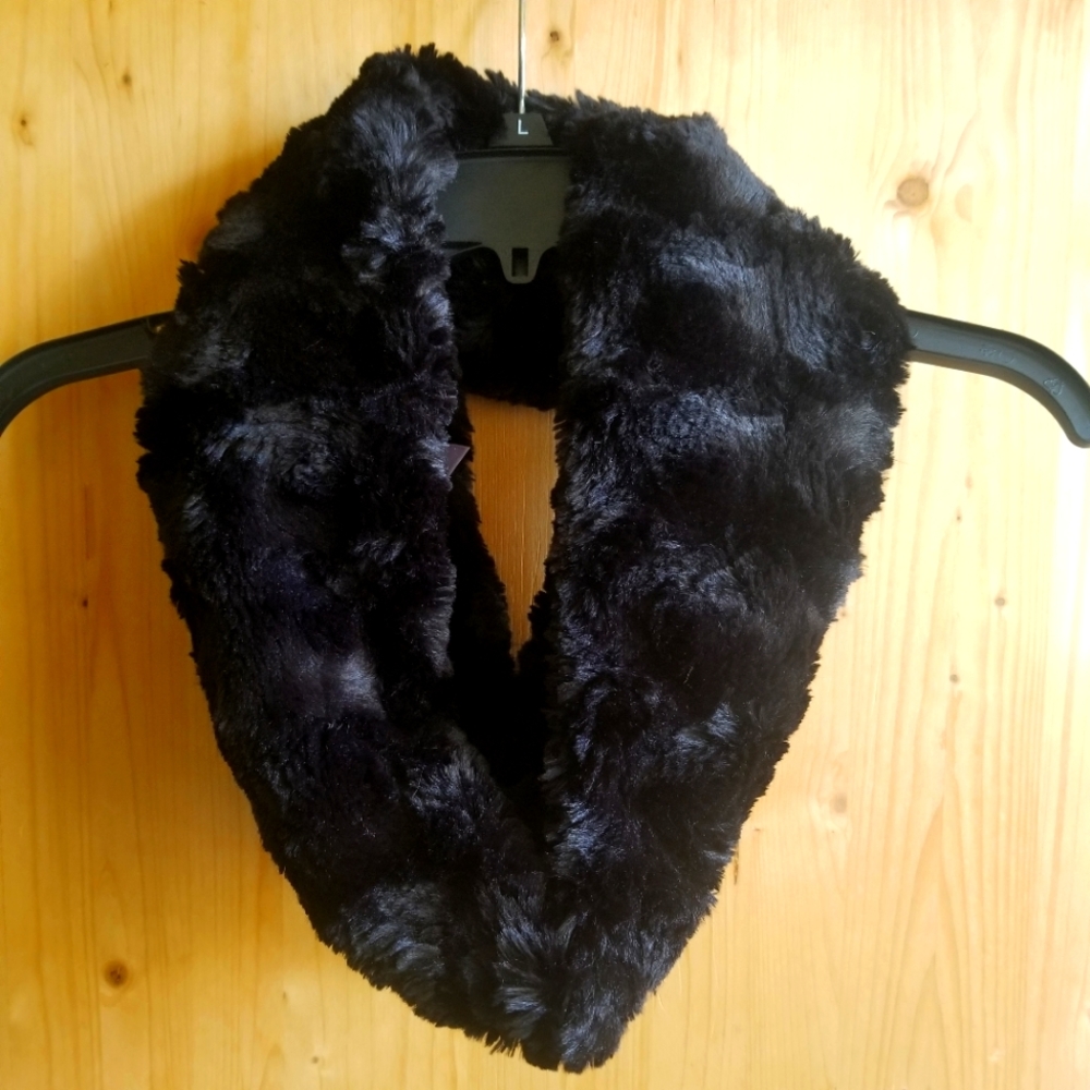 Soft black scarf/turtle neck